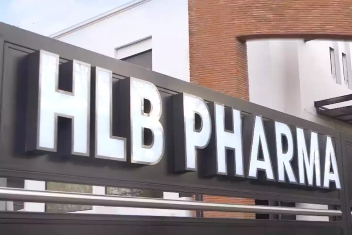 Letrero luminoso de HLB PHARMA en la entrada de un edificio moderno