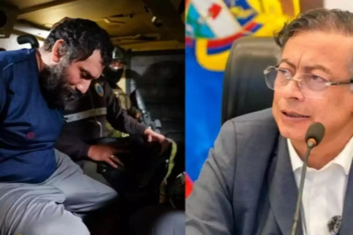 Un hombre esposado y escoltado por un oficial a la izquierda y un hombre con gafas hablando frente a un micrófono a la derecha