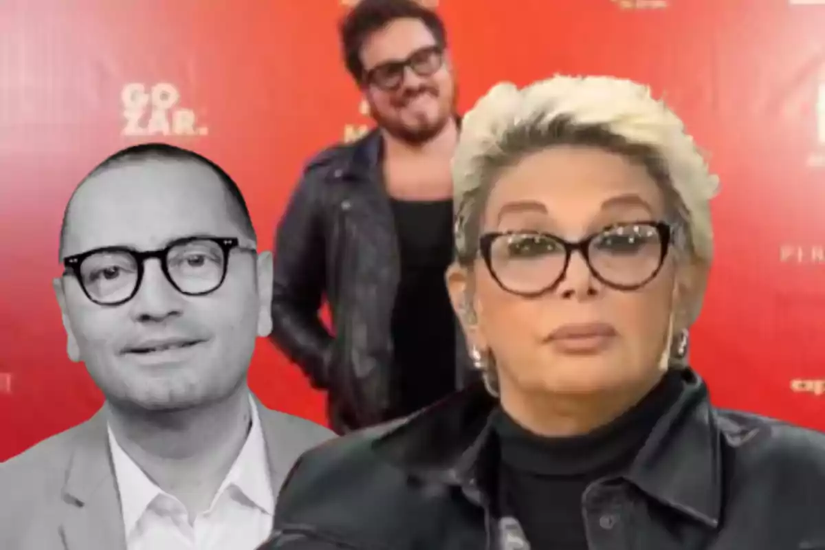 Tres personas con gafas posan frente a un fondo rojo, una de ellas en primer plano y las otras dos al fondo, una en blanco y negro y otra a color.