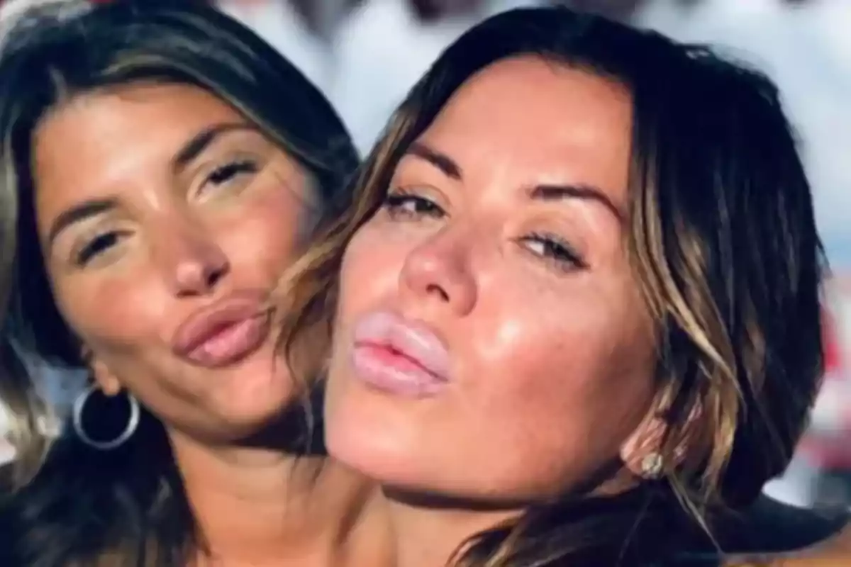 Dos mujeres posan juntas haciendo un gesto de beso frente a la cámara con expresión alegre y relajada. Dos mujeres posan juntas haciendo un gesto de beso frente a la cámara con expresión alegre y relajada.