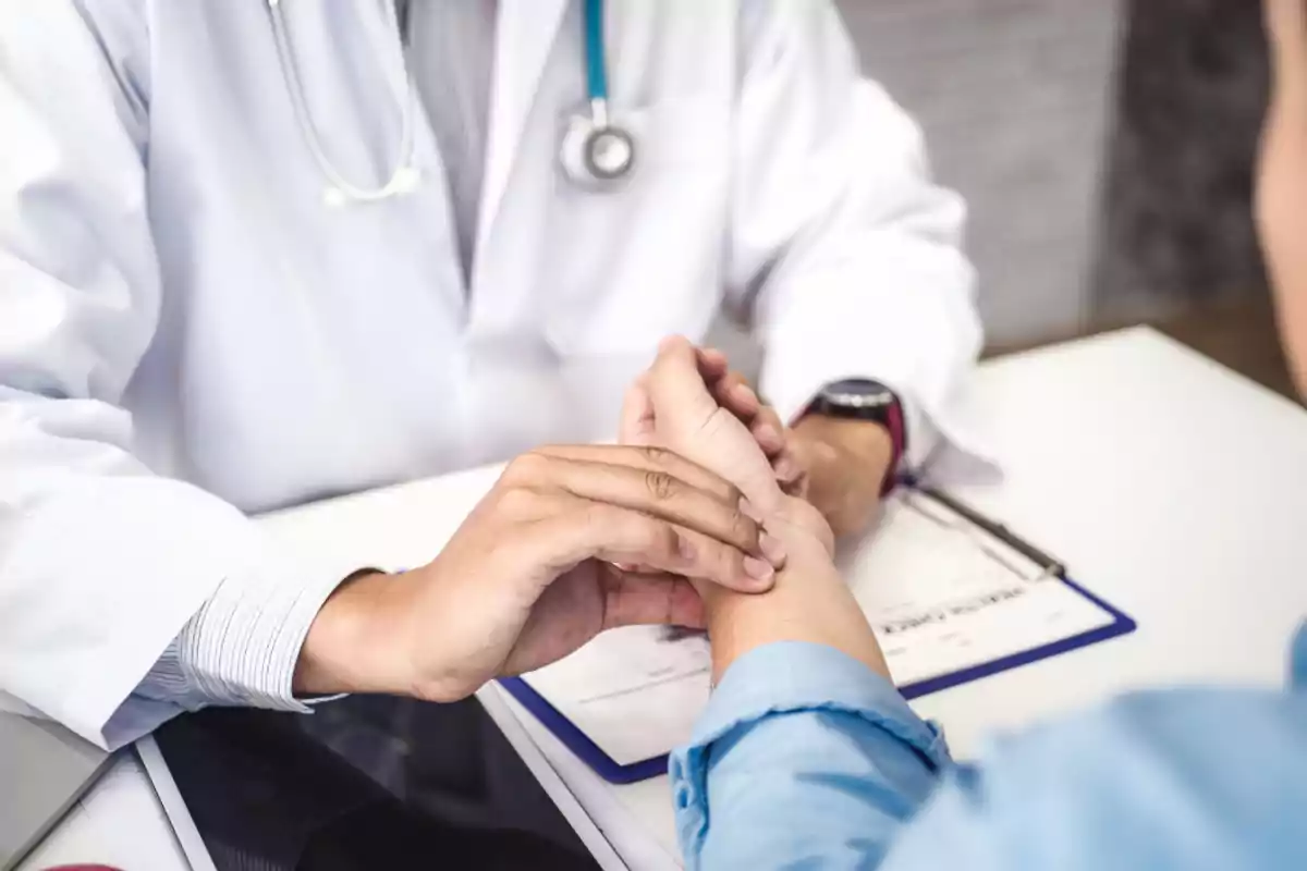 Médico revisando el pulso de un paciente en una consulta médica Médico revisando el pulso de un paciente en una consulta médica