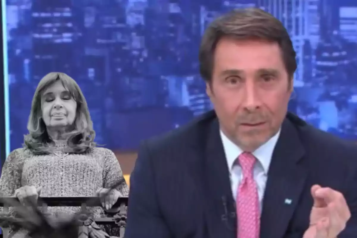 Un hombre de traje y corbata rosa habla frente a cámara mientras al fondo aparece la imagen en blanco y negro de una mujer con los ojos cerrados apoyada en una baranda
