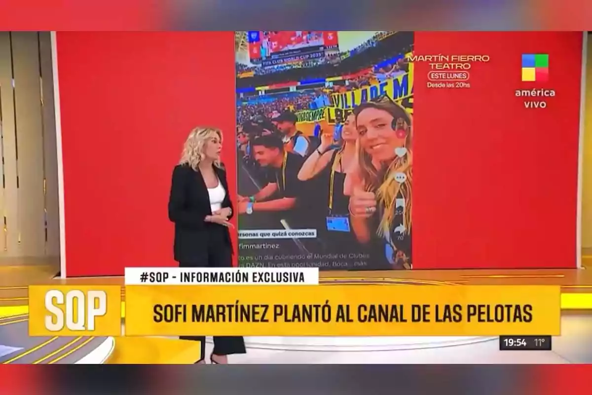 Una conductora de televisión está de pie en un estudio junto a una pantalla gigante que muestra una imagen de varias personas en un estadio, mientras en la parte inferior aparece un cintillo amarillo con el texto Sofi Martínez plantó al canal de las pelotas Una conductora de televisión está de pie en un estudio junto a una pantalla gigante que muestra una imagen de varias personas en un estadio, mientras en la parte inferior aparece un cintillo amarillo con el texto Sofi Martínez plantó al canal de las pelotas