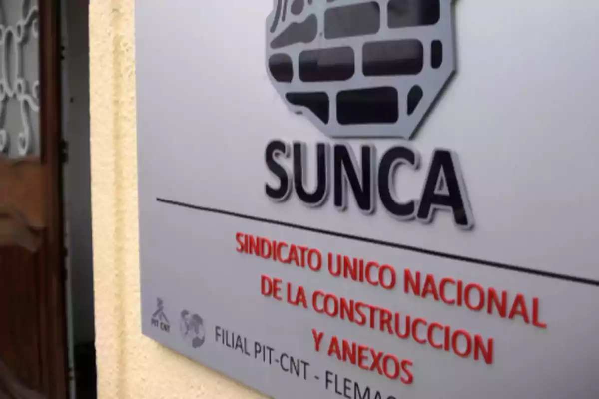 Cartel en la entrada de un edificio con el logo y nombre del sindicato SUNCA y la inscripción Sindicato Único Nacional de la Construcción y Anexos