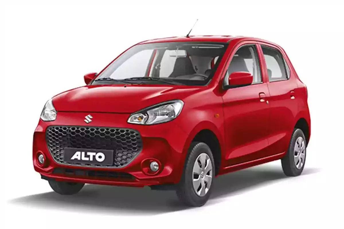Auto compacto Suzuki Alto color rojo sobre fondo blanco Auto compacto Suzuki Alto color rojo sobre fondo blanco