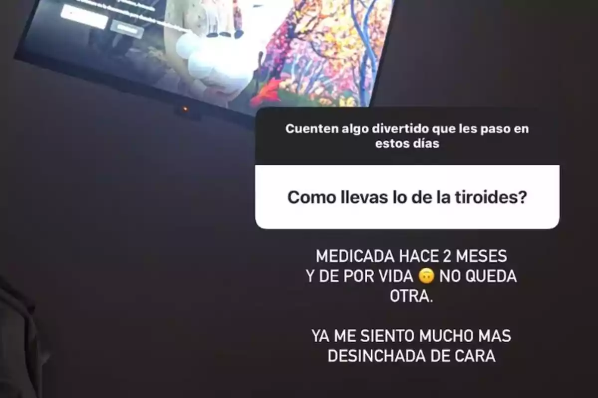 Pantalla de televisión encendida en una habitación oscura con una caja de preguntas y respuestas sobre la tiroides y un texto que menciona estar medicada desde hace dos meses y sentirse menos hinchada de la cara