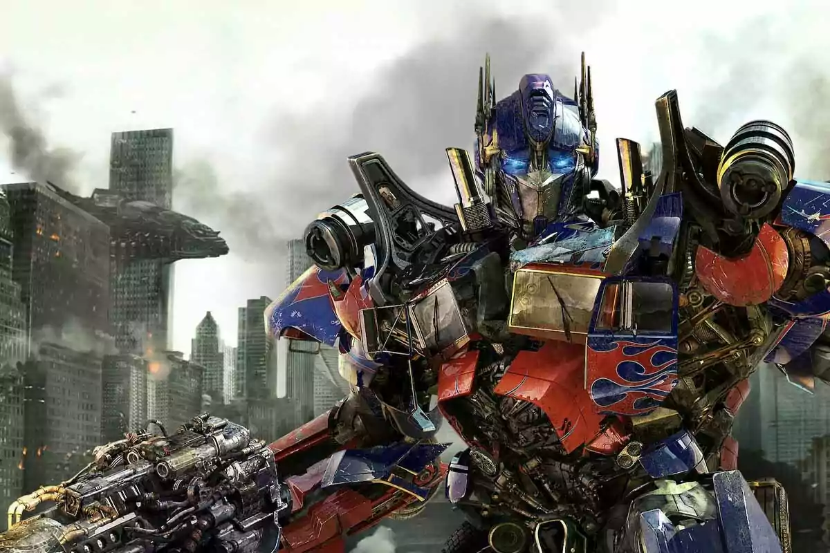Robot gigante de colores azul y rojo en una ciudad destruida con edificios humeantes al fondo Robot gigante de colores azul y rojo en una ciudad destruida con edificios humeantes al fondo