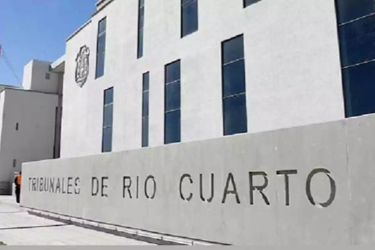 Fachada del edificio de los tribunales de Río Cuarto con un cartel de cemento que indica su nombre Fachada del edificio de los tribunales de Río Cuarto con un cartel de cemento que indica su nombre