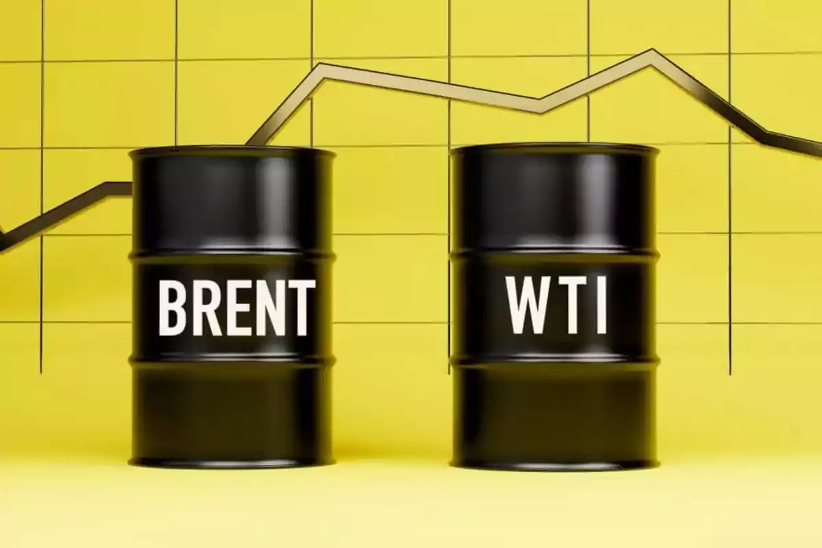 Dos barriles de petróleo etiquetados como Brent y WTI sobre un fondo amarillo con una gráfica descendente. Dos barriles de petróleo etiquetados como Brent y WTI sobre un fondo amarillo con una gráfica descendente.