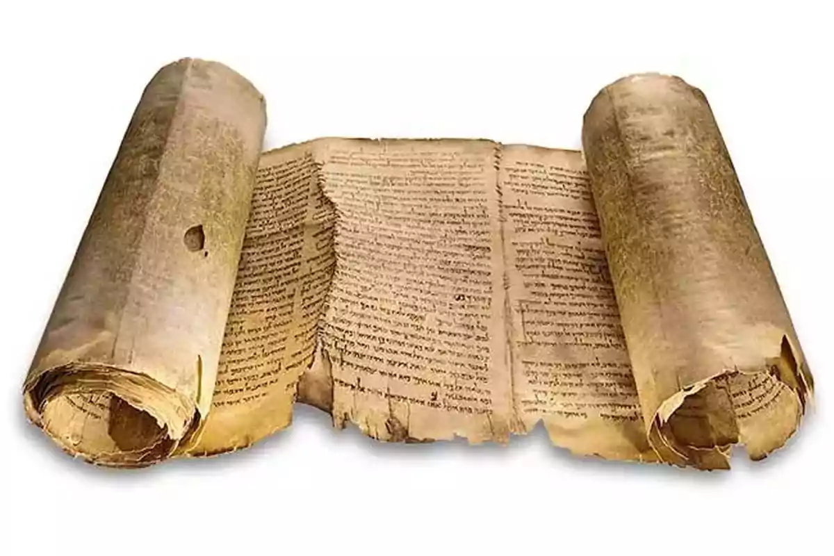 Pergamino antiguo desenrollado con texto en hebreo y bordes desgastados Pergamino antiguo desenrollado con texto en hebreo y bordes desgastados