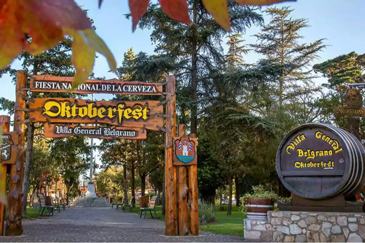 Entrada de madera al Oktoberfest en Villa General Belgrano rodeada de árboles y decoraciones típicas de la fiesta de la cerveza