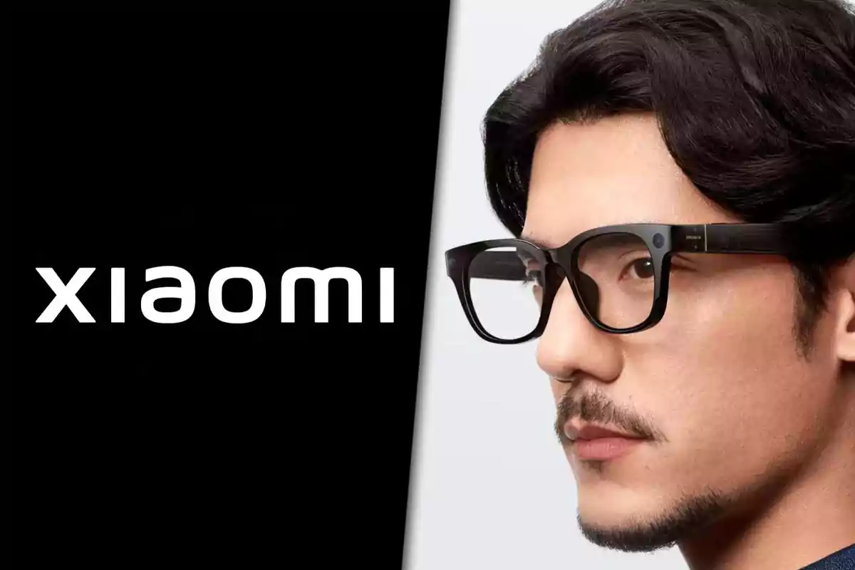 Hombre usando gafas inteligentes negras junto al logo de Xiaomi sobre fondo negro