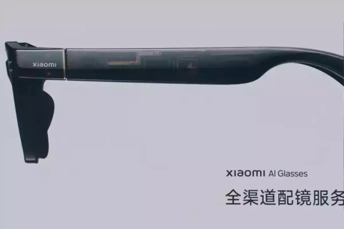 Gafas inteligentes Xiaomi AI Glasses en vista lateral con logotipo visible y texto en chino en la parte inferior derecha Gafas inteligentes Xiaomi AI Glasses en vista lateral con logotipo visible y texto en chino en la parte inferior derecha