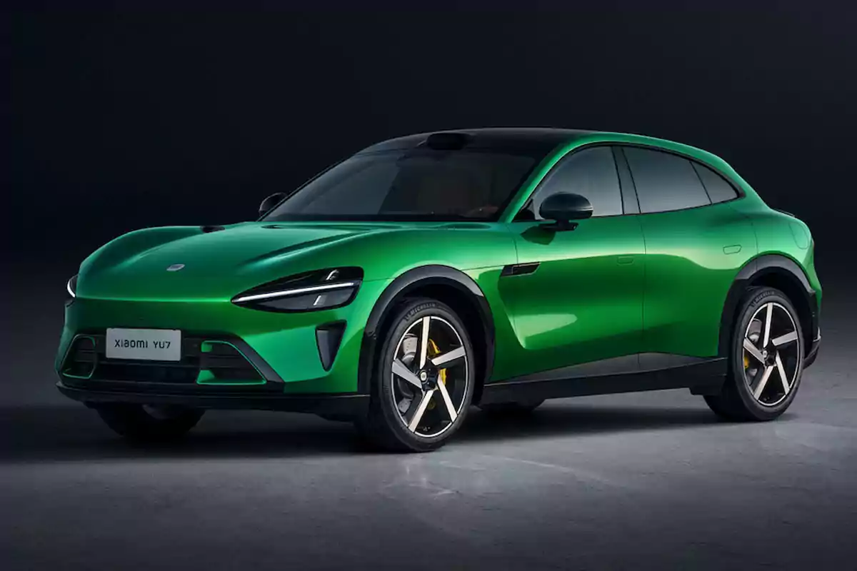Auto eléctrico deportivo de color verde con diseño moderno y elegante sobre un fondo oscuro Auto eléctrico deportivo de color verde con diseño moderno y elegante sobre un fondo oscuro