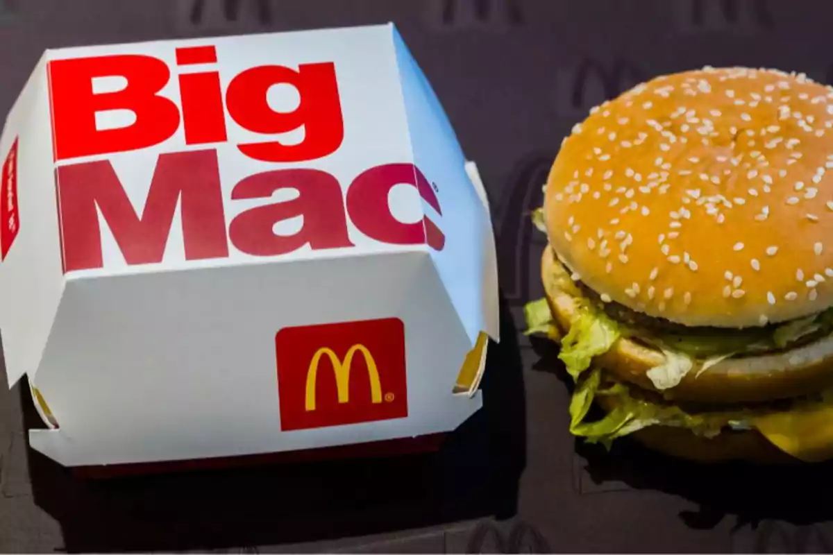 Caja de Big Mac junto a una hamburguesa con lechuga y pan con ajonjolí de McDonald's Caja de Big Mac junto a una hamburguesa con lechuga y pan con ajonjolí de McDonald's