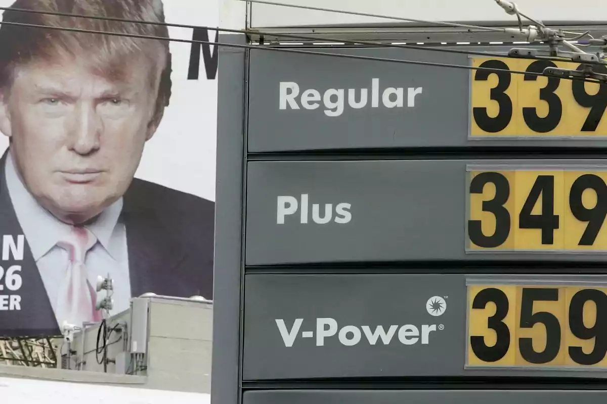 Cartel publicitario con el rostro de un hombre al lado de un letrero de gasolinera que muestra los precios de la gasolina regular, plus y V-Power