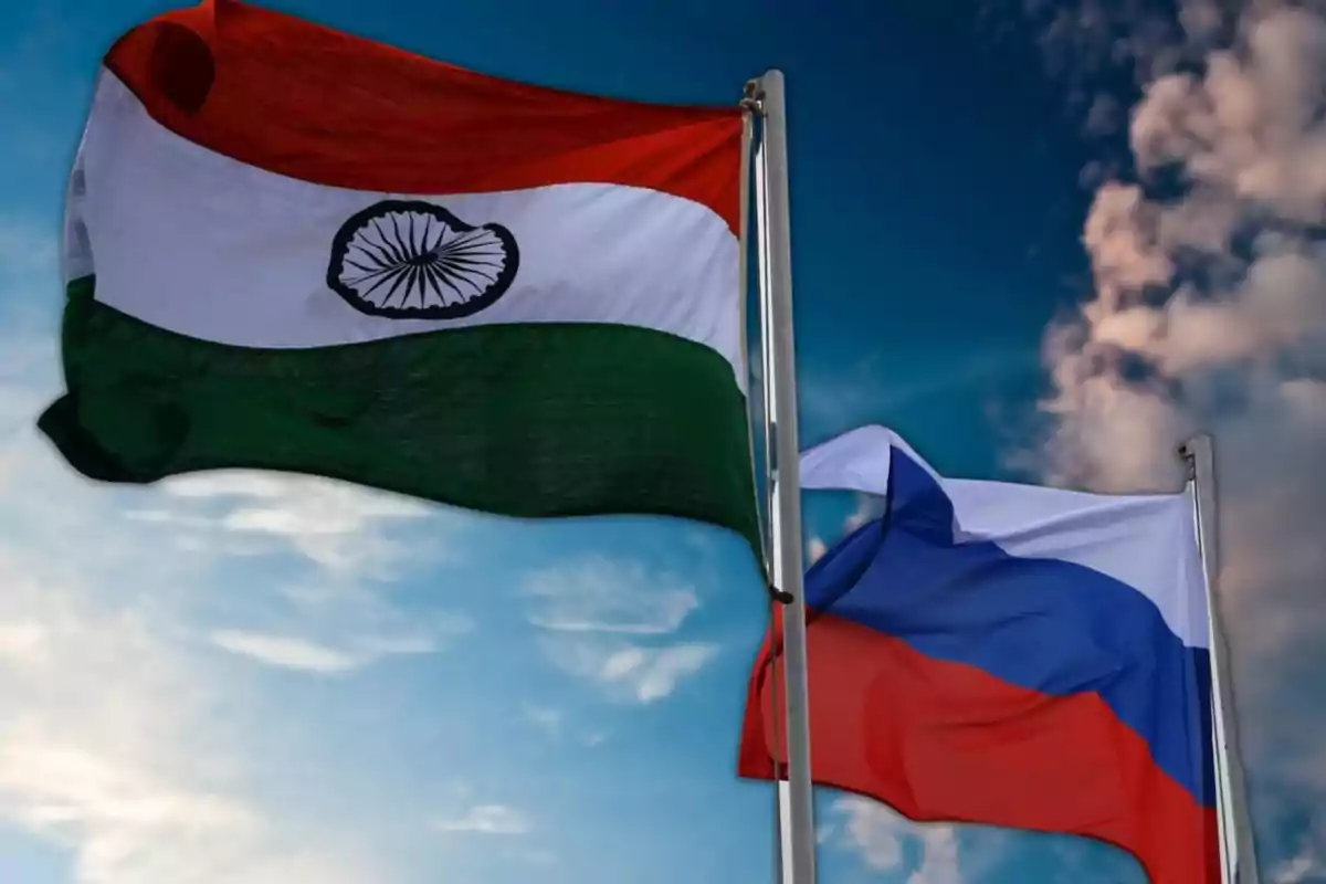 Banderas de la India y Rusia ondeando frente a un cielo azul con algunas nubes Banderas de la India y Rusia ondeando frente a un cielo azul con algunas nubes