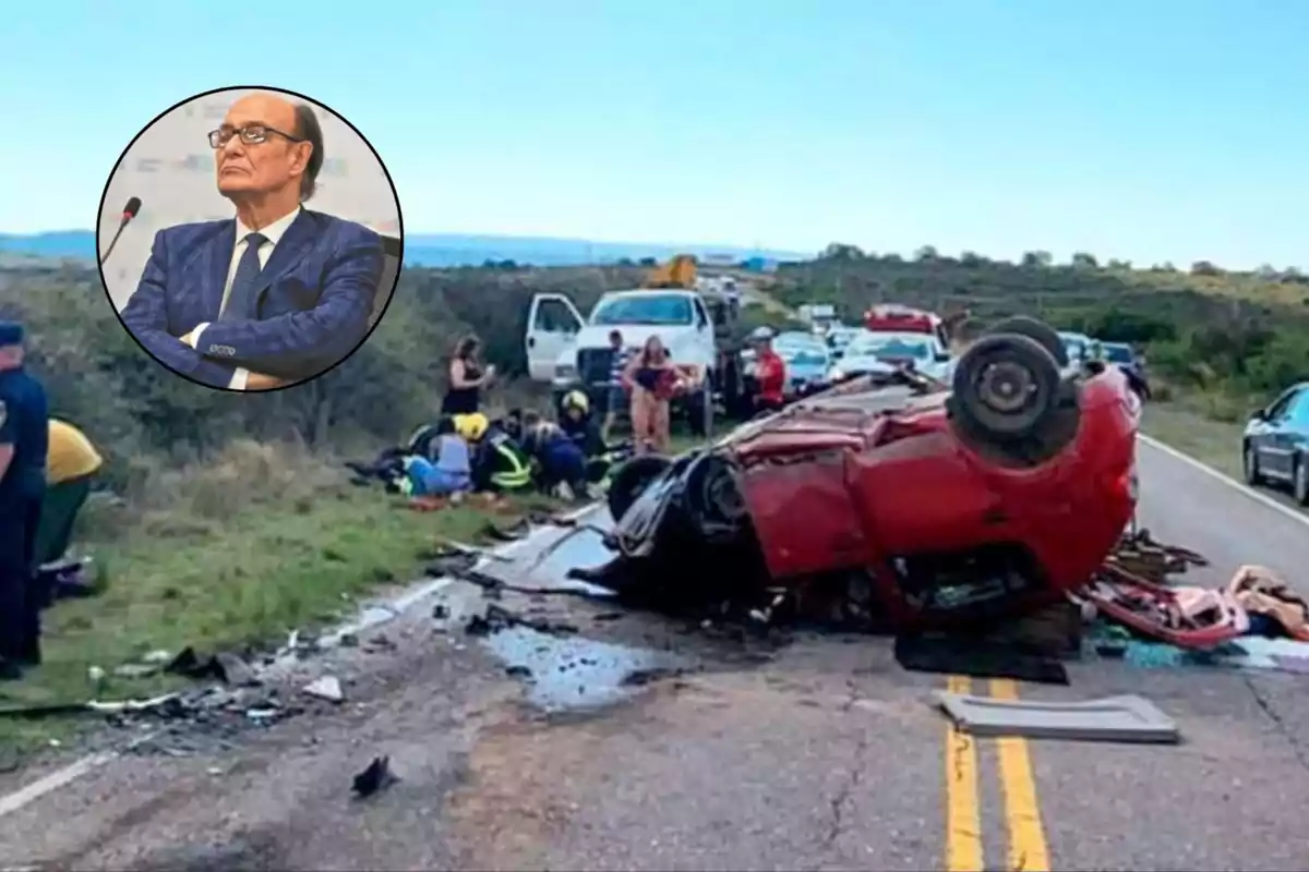 Un coche rojo volcado en una carretera con equipos de emergencia y personas alrededor mientras en la esquina superior izquierda aparece el retrato de un hombre mayor con gafas y traje.