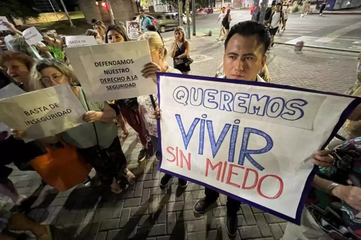 Personas manifestándose en la calle sosteniendo carteles que exigen mayor seguridad y el derecho a vivir sin miedo