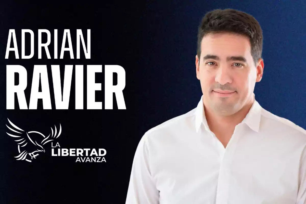 Hombre de cabello oscuro con camisa blanca sobre fondo azul oscuro junto a un texto grande que dice Adrian Ravier y un logo de un águila con las palabras La Libertad Avanza