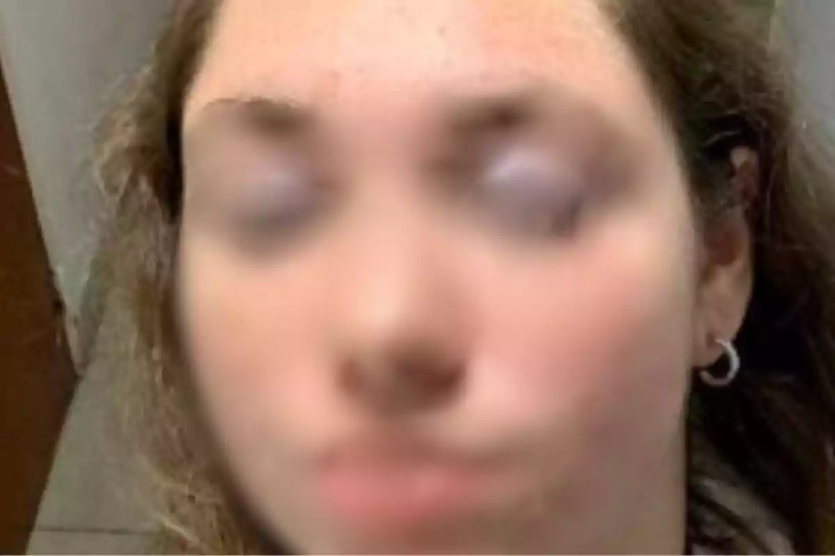 Persona con el rostro desenfocado y cabello suelto, usando un pendiente en la oreja izquierda. Persona con el rostro desenfocado y cabello suelto, usando un pendiente en la oreja izquierda.