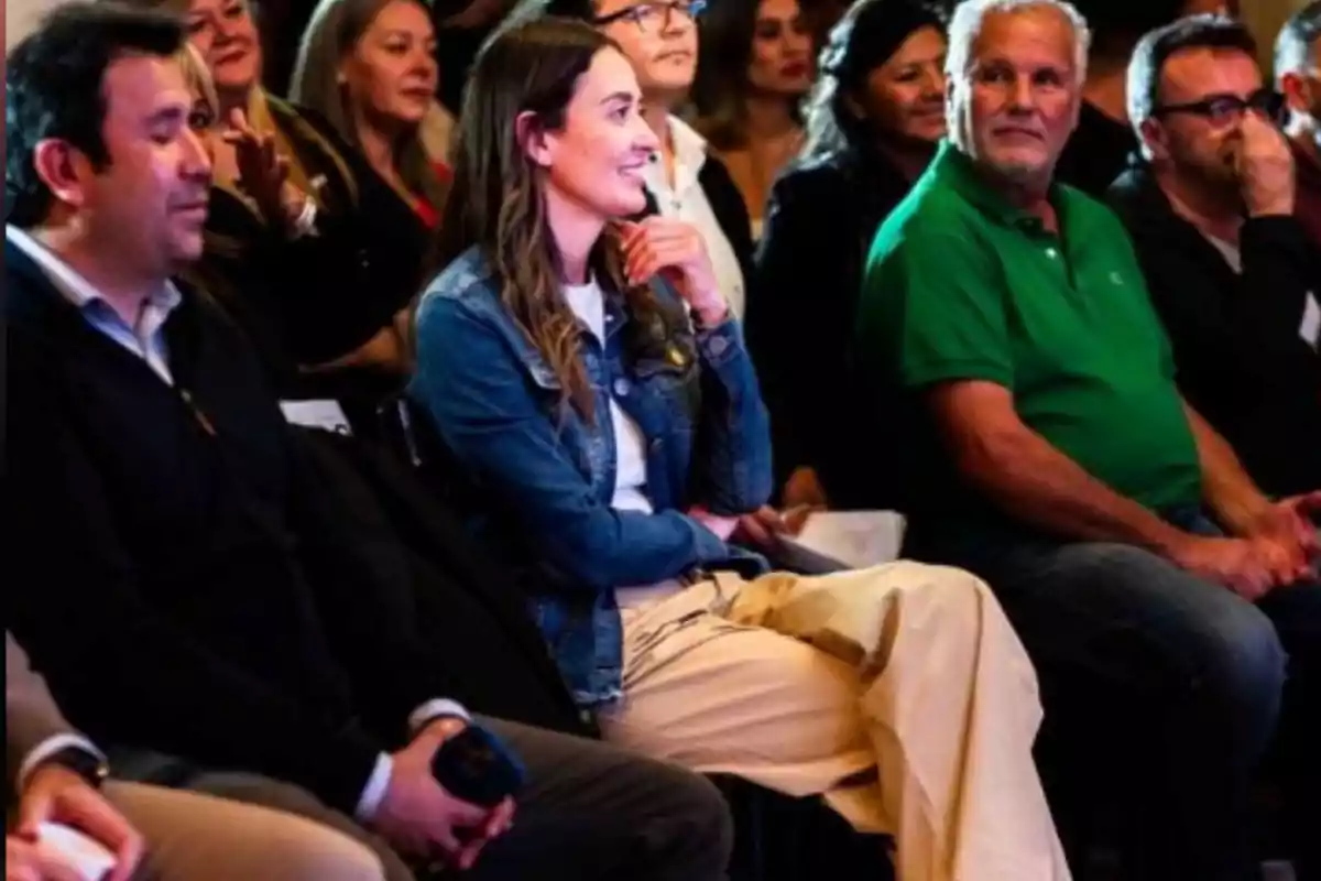 Personas sentadas en un auditorio prestando atención a un evento