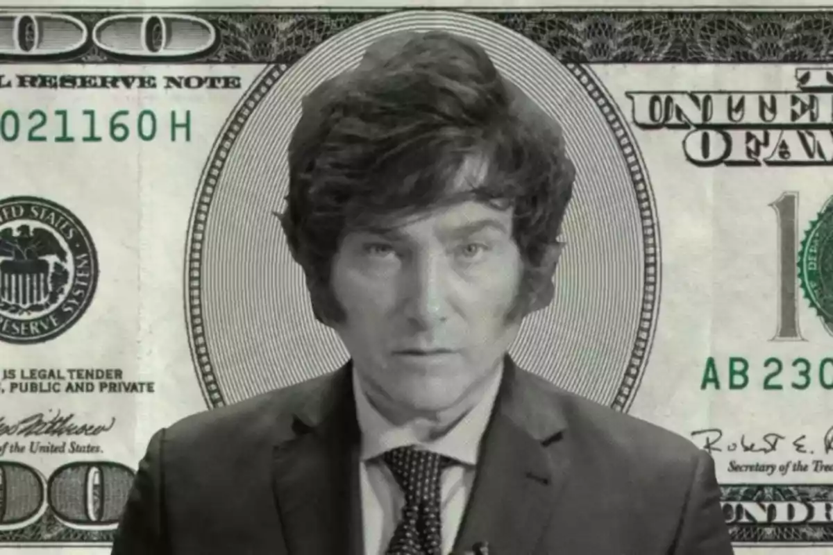 Un hombre con traje aparece en el centro de un billete de cien dólares reemplazando el retrato original. Un hombre con traje aparece en el centro de un billete de cien dólares reemplazando el retrato original.