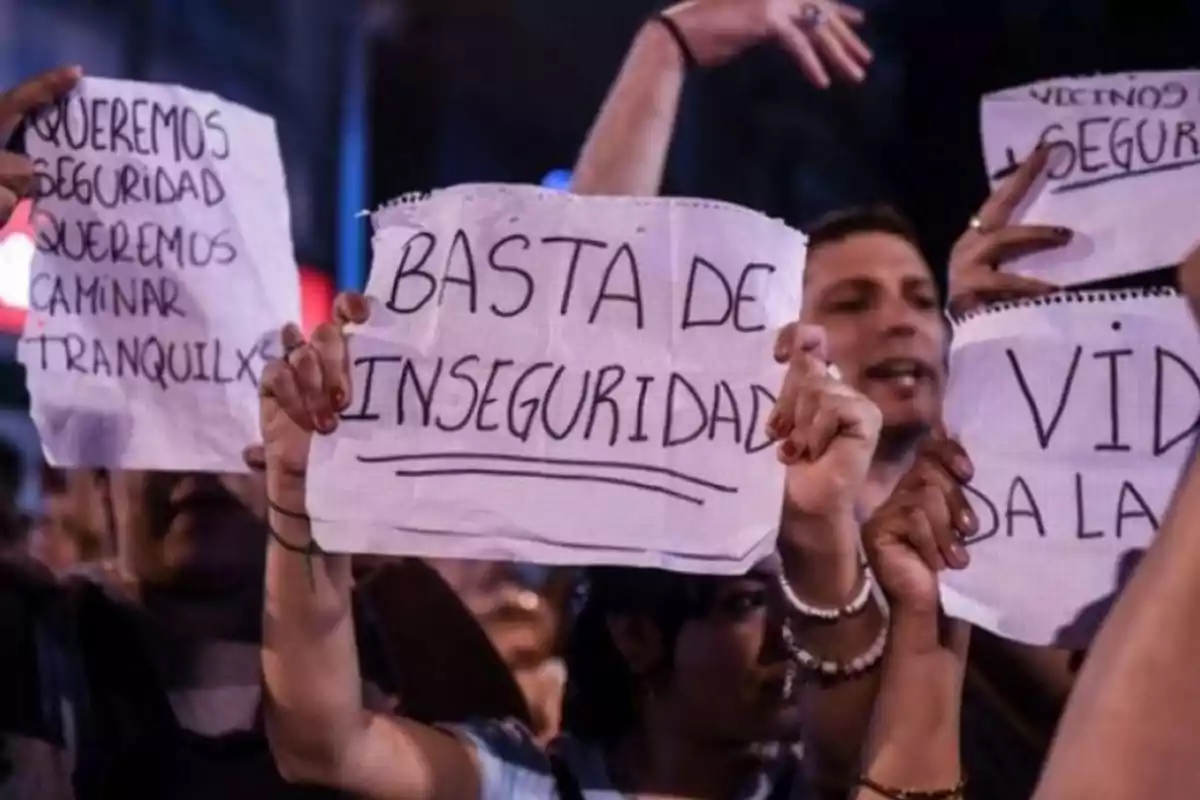 Personas sostienen carteles escritos a mano en una manifestación exigiendo mayor seguridad y protestando contra la inseguridad. Personas sostienen carteles escritos a mano en una manifestación exigiendo mayor seguridad y protestando contra la inseguridad.