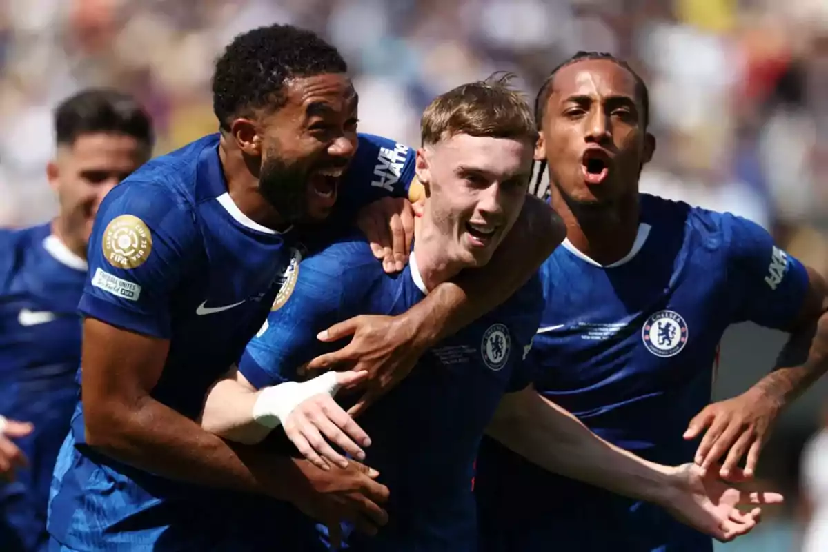 Jugadores del Chelsea celebran un gol durante un partido de fútbol con expresiones de alegría y emoción