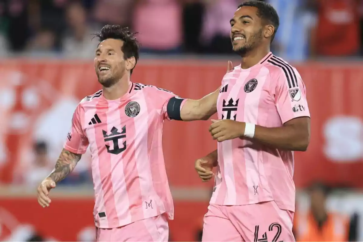 Dos jugadores del Inter Miami celebran un gol en un partido de fútbol vistiendo uniforme rosa Dos jugadores del Inter Miami celebran un gol en un partido de fútbol vistiendo uniforme rosa