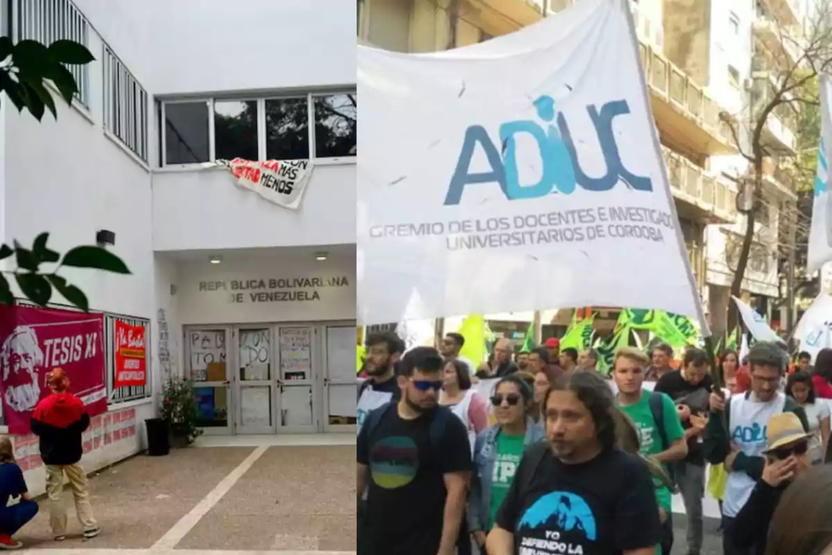 A la izquierda se observa la entrada de un edificio universitario con carteles y personas, mientras que a la derecha hay una manifestación de docentes y estudiantes con una gran bandera de un gremio universitario. A la izquierda se observa la entrada de un edificio universitario con carteles y personas, mientras que a la derecha hay una manifestación de docentes y estudiantes con una gran bandera de un gremio universitario.