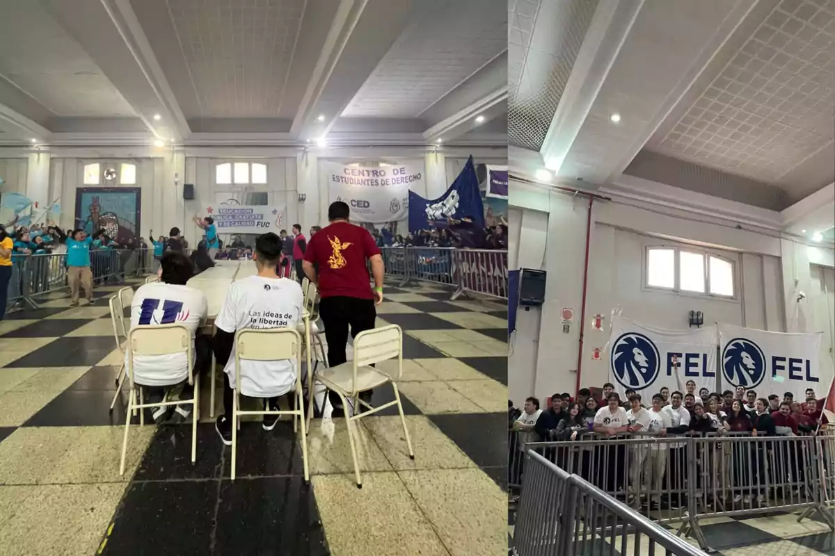 Personas reunidas en un salón amplio con pancartas y rejas de separación, algunas sentadas en sillas y otras de pie, participando en una actividad estudiantil