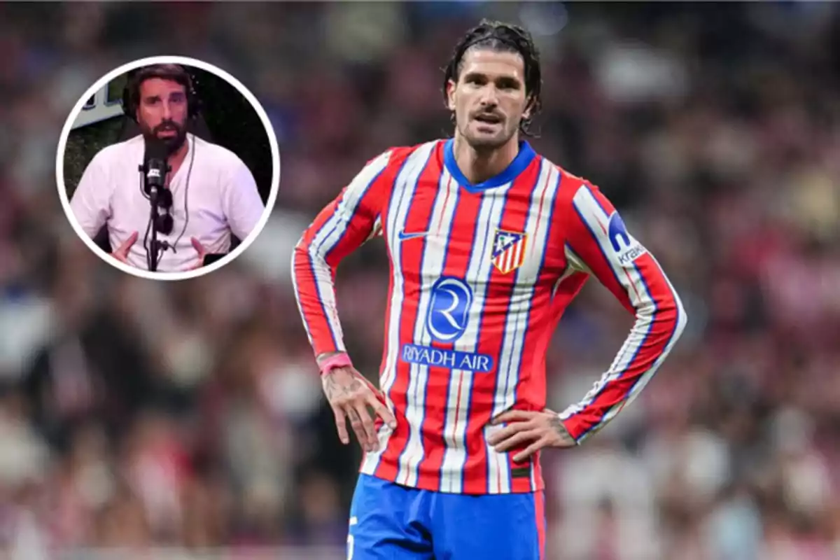 Futbolista del Atlético de Madrid con uniforme rojo, blanco y azul en el campo, acompañado de un recuadro con un hombre hablando frente a un micrófono.