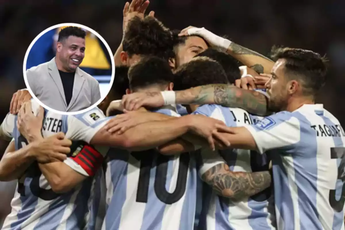 Jugadores de la selección argentina de fútbol celebran abrazados mientras en un recuadro aparece un hombre sonriendo con saco claro