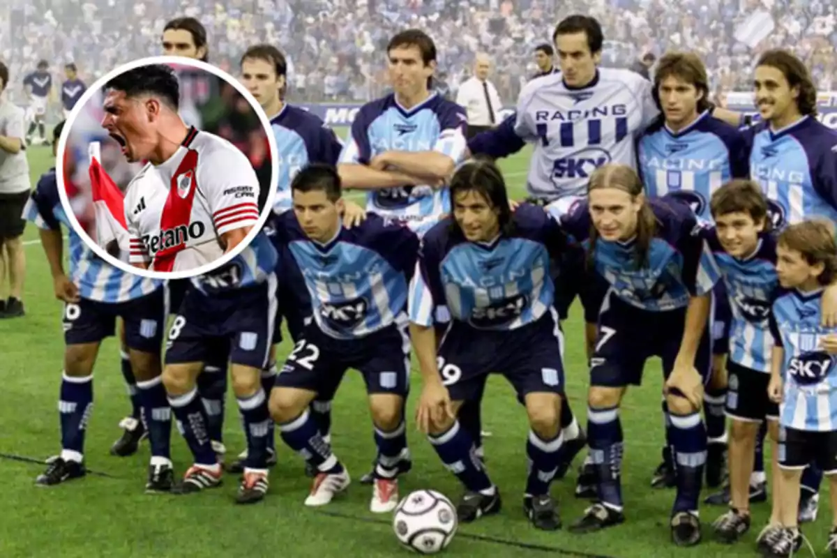 Un equipo de fútbol posando para la foto antes de un partido con un círculo superpuesto que muestra a un jugador celebrando con la camiseta de River Plate.