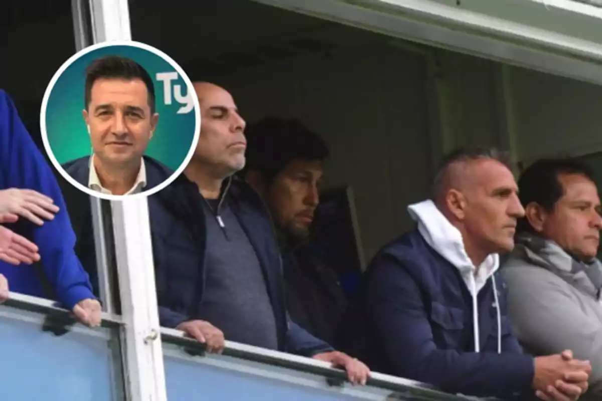 Grupo de hombres observando un evento deportivo desde un palco con un recuadro que muestra el rostro de otra persona sobre un fondo verde.