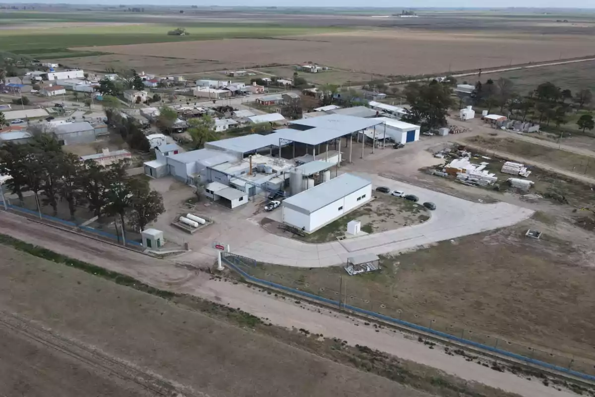 Vista aérea de una planta industrial rodeada de campos y algunas viviendas en una zona rural Vista aérea de una planta industrial rodeada de campos y algunas viviendas en una zona rural