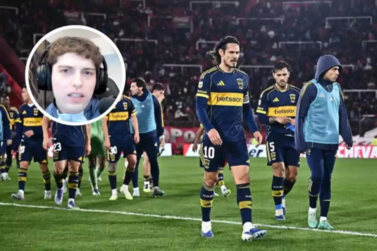 Jugadores de un equipo de fútbol con uniforme azul y amarillo caminan en la cancha mientras en la esquina superior izquierda aparece el rostro de un joven con auriculares en un círculo superpuesto