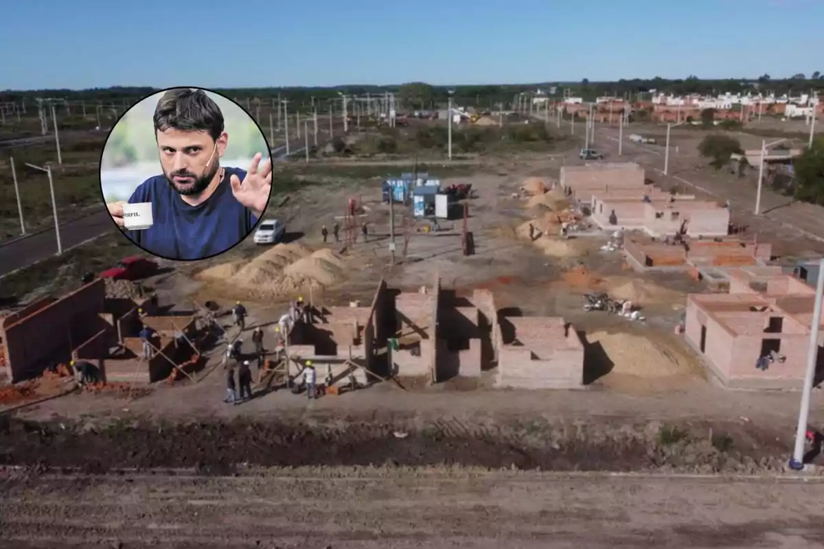 Vista aérea de una construcción de viviendas en proceso con varias casas de ladrillo sin terminar y trabajadores en el lugar, en la esquina superior izquierda hay un recuadro con el rostro de un hombre de barba sosteniendo una taza y levantando la mano. Vista aérea de una construcción de viviendas en proceso con varias casas de ladrillo sin terminar y trabajadores en el lugar, en la esquina superior izquierda hay un recuadro con el rostro de un hombre de barba sosteniendo una taza y levantando la mano.