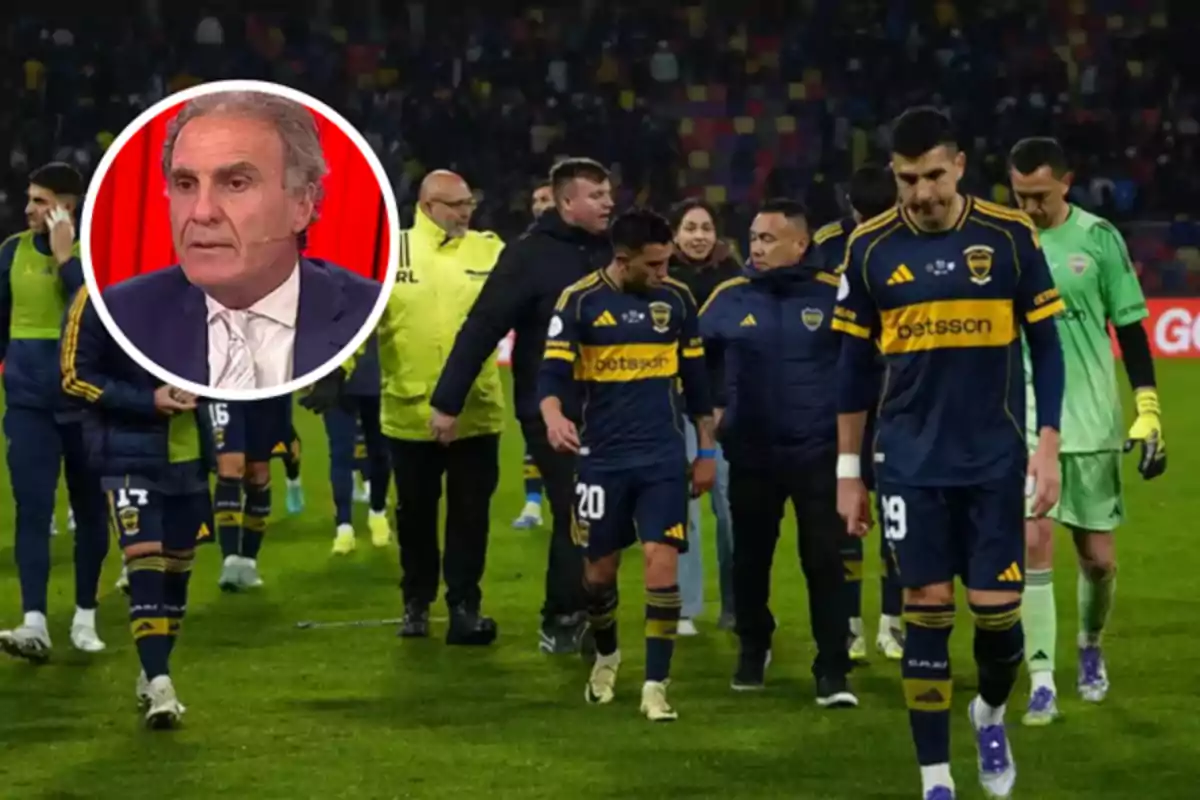 Jugadores de Boca Juniors caminan cabizbajos en el campo de juego mientras en un círculo se muestra el rostro de un hombre mayor con traje y corbata sobre un fondo rojo
