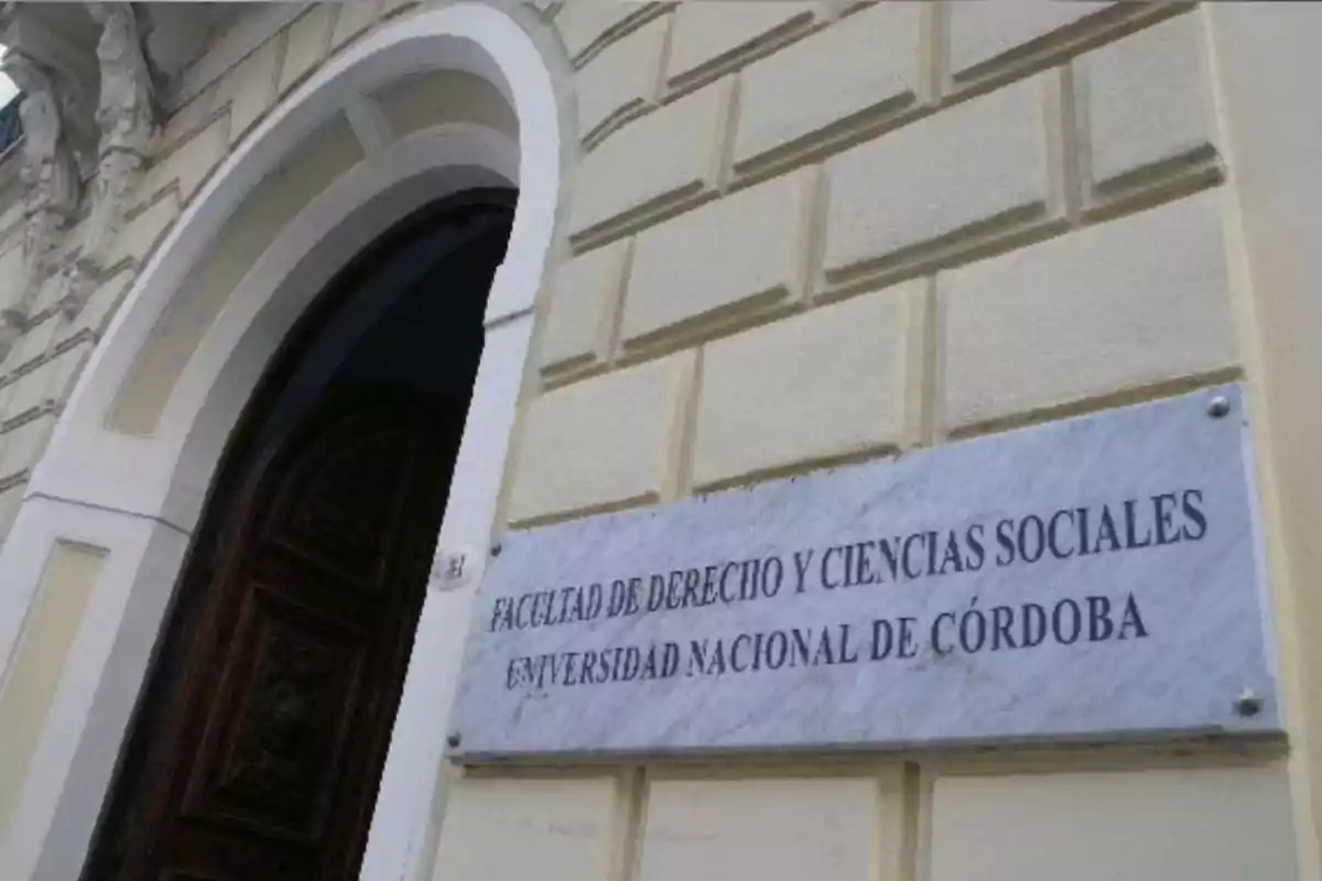 Entrada de un edificio antiguo con un cartel de la Facultad de Derecho y Ciencias Sociales de la Universidad Nacional de Córdoba Entrada de un edificio antiguo con un cartel de la Facultad de Derecho y Ciencias Sociales de la Universidad Nacional de Córdoba