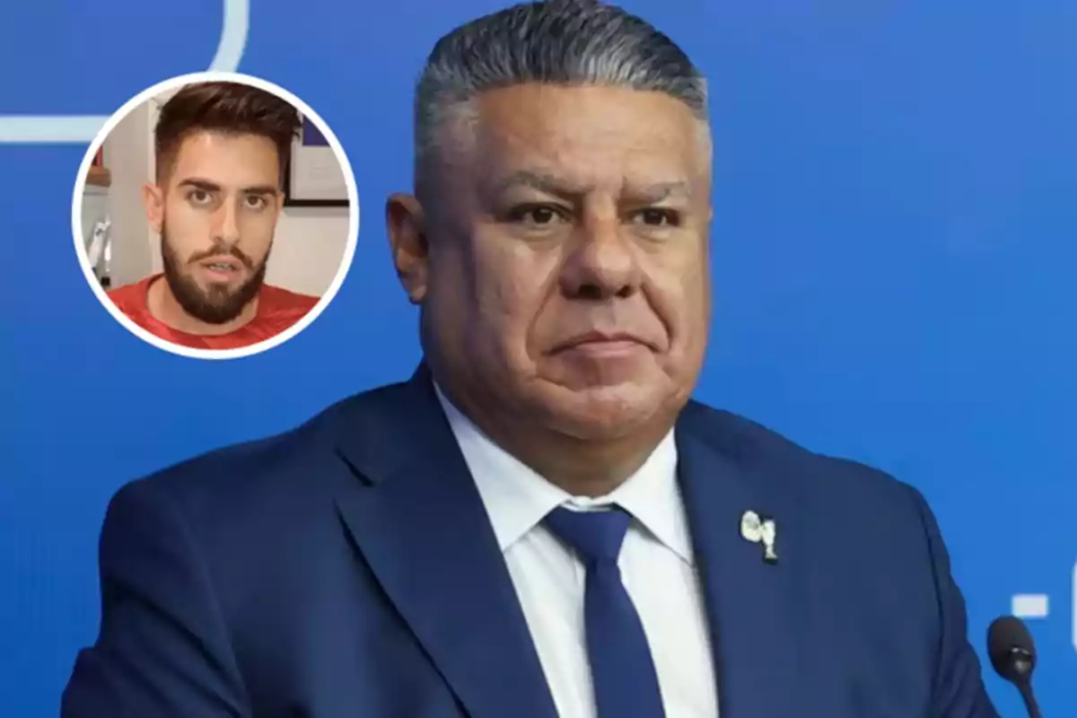 Hombre de traje azul con corbata frente a un fondo azul y un recuadro circular con el rostro de otro hombre con barba en la esquina superior izquierda