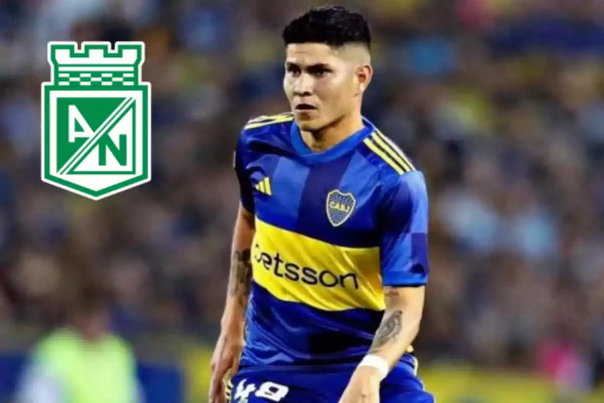 Futbolista con uniforme de Boca Juniors en el campo y el escudo de Atlético Nacional al fondo