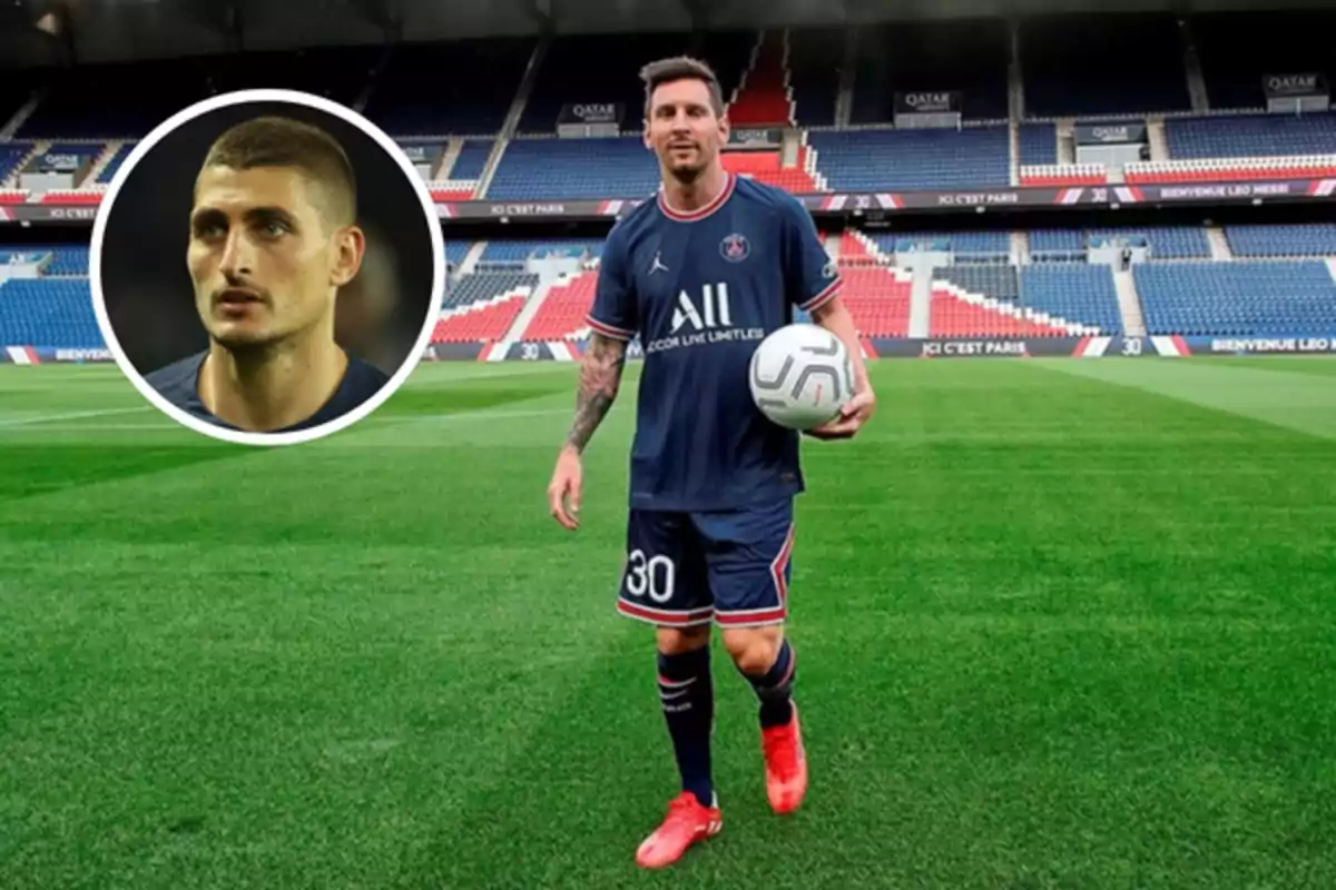 Futbolista con uniforme del PSG sosteniendo un balón en el campo de un estadio vacío con un recuadro que muestra el rostro de otro jugador