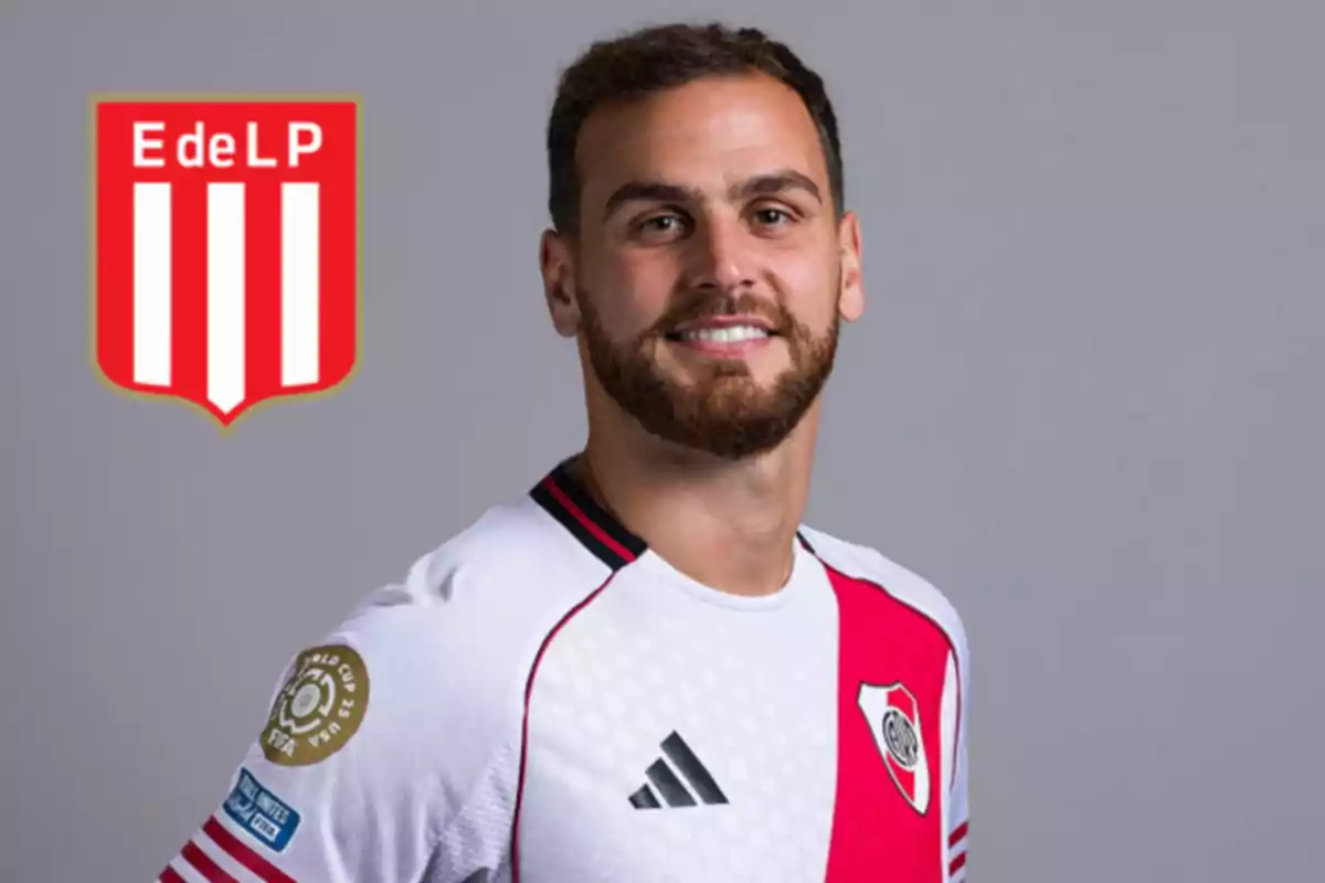 Un futbolista con barba y camiseta de River Plate sonríe frente a un fondo gris, junto a un escudo de Estudiantes de La Plata.