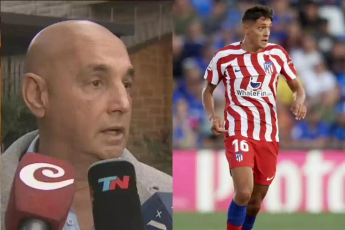 Un hombre calvo hablando frente a varios micrófonos y un futbolista con uniforme del Atlético de Madrid en un partido