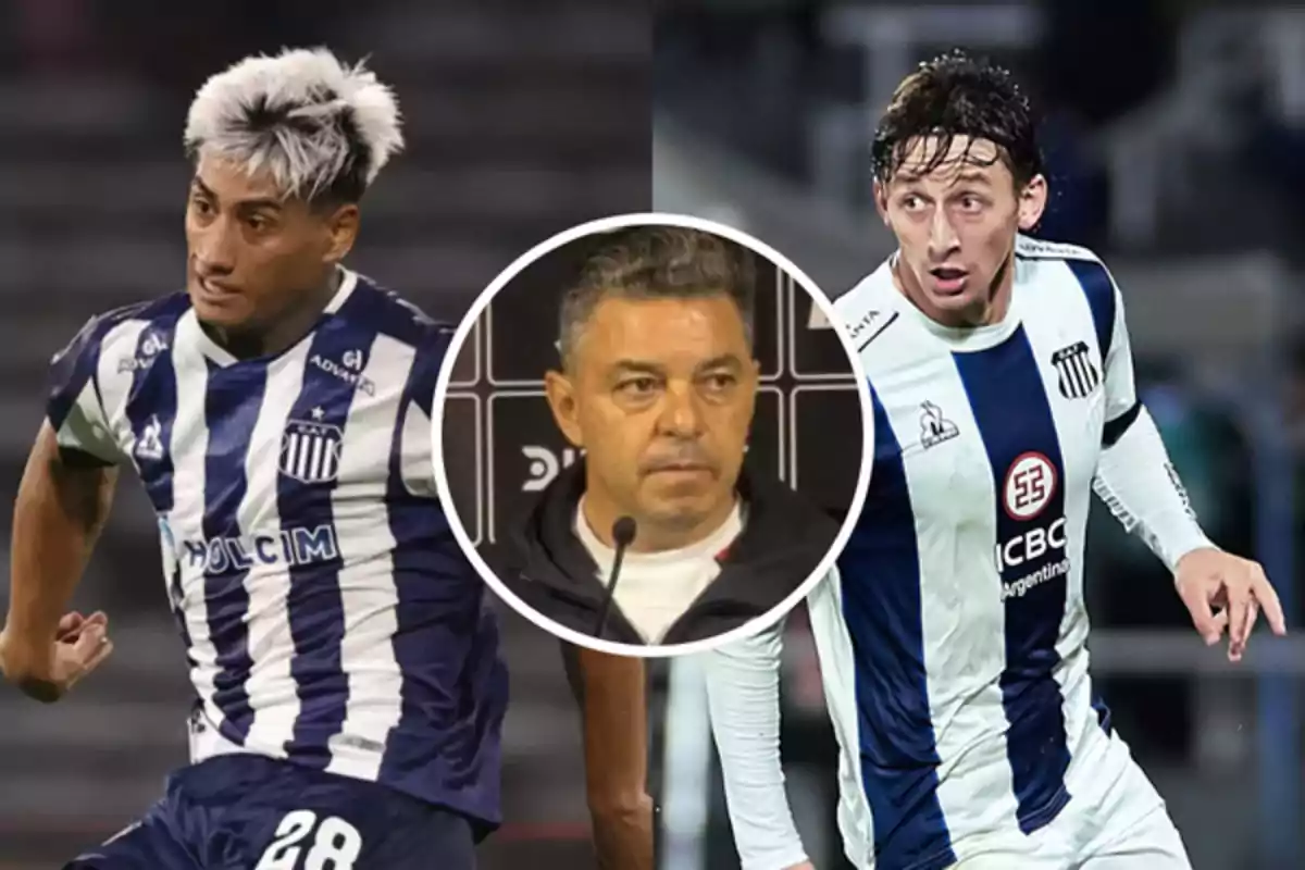 Dos futbolistas con uniforme de Talleres de Córdoba en los extremos y un hombre en el centro en una conferencia de prensa