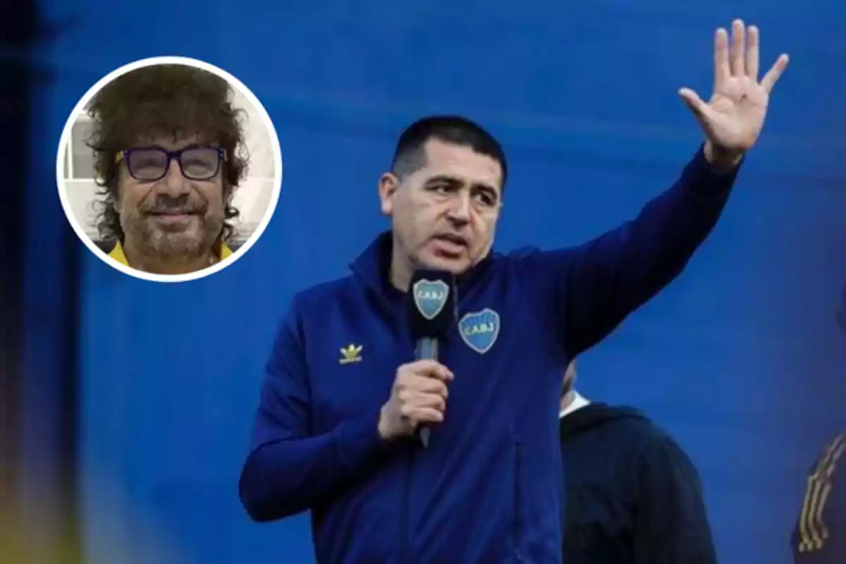 Hombre con campera azul de Boca Juniors hablando por micrófono y levantando la mano mientras en la esquina superior izquierda aparece un recuadro con el rostro de otra persona usando gafas
