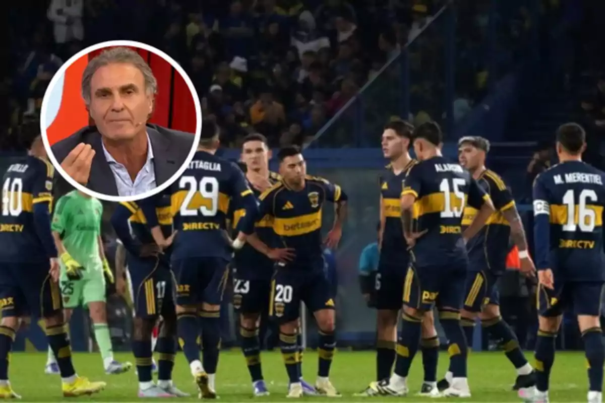 Un grupo de jugadores de fútbol de Boca Juniors en el campo con una expresión seria mientras en la esquina superior izquierda aparece el rostro de un hombre mayor en un recuadro circular