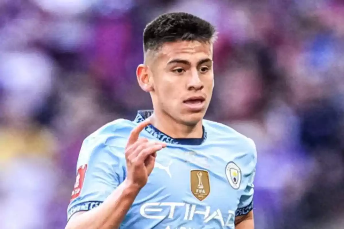 Jugador de fútbol con uniforme celeste del Manchester City en acción durante un partido